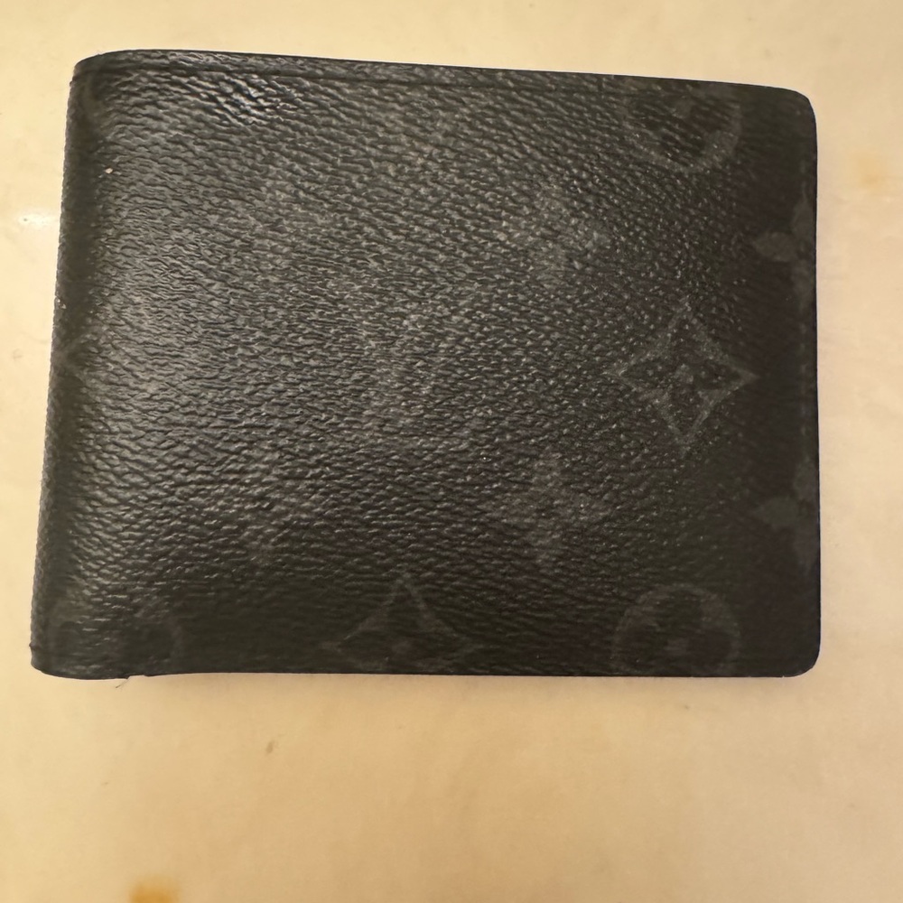 Louis Vuitton Black Key & Card Holder Sleek Design